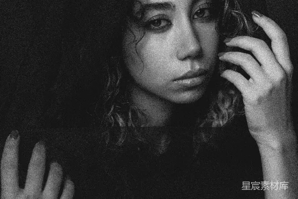 一个留有卷发的女人戴着面纱