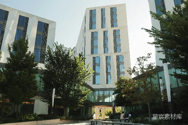 高清摄影 几座高大的建筑物并排坐落在一起。