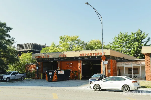 高清摄影 一辆白色汽车停在建筑物前