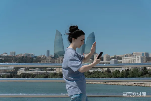 女士在视频通话中挥手，背景是城市 skyline。