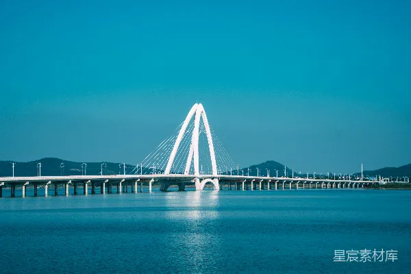 一座跨越大湖的大桥