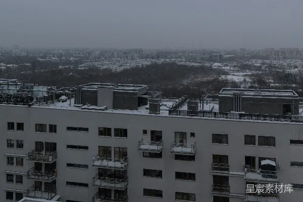 高清摄影 一座高楼俯瞰雪后的城市景色