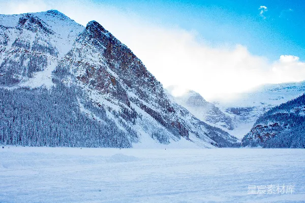 白天覆雪的山峰