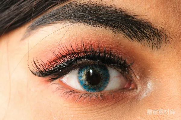 一位女性演员眼睛特写，睫毛长。