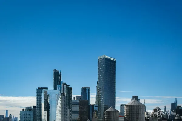 现代 skyscrapers 高耸在蓝天白云之间。