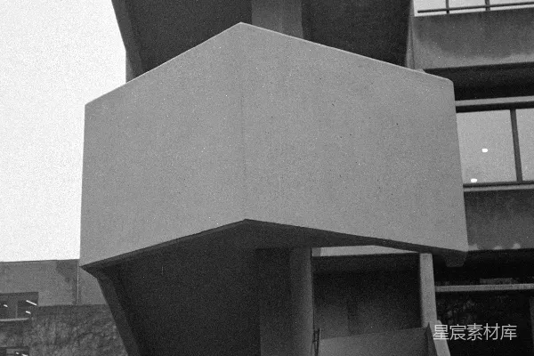 高清摄影 黑白相间的 Brutalist 建筑，外有几何形状的混凝土楼梯。