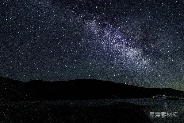 夜空被星辰点缀，水面上一片宁静。