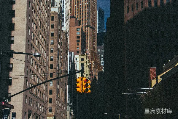 高清摄影 一条繁忙的街道，两旁是高耸的建筑。