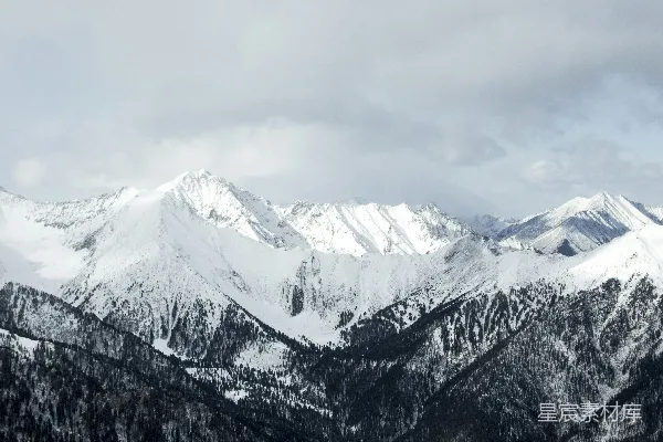 白天雪山覆雪