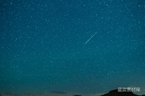 一辆车停在星光灿烂的夜空前