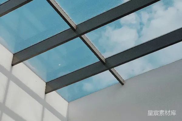 高清摄影 蓝天映衬在清澈的玻璃上