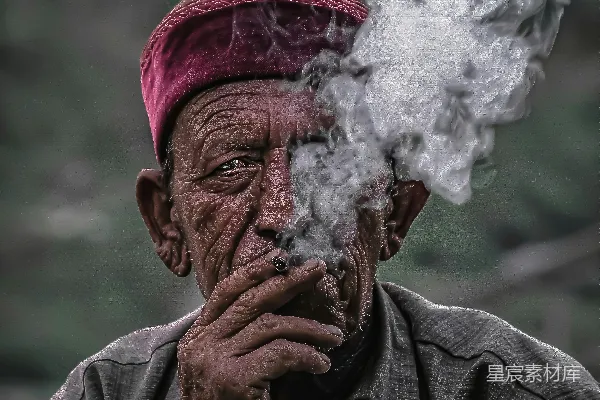 灰衣男子正在抽烟。