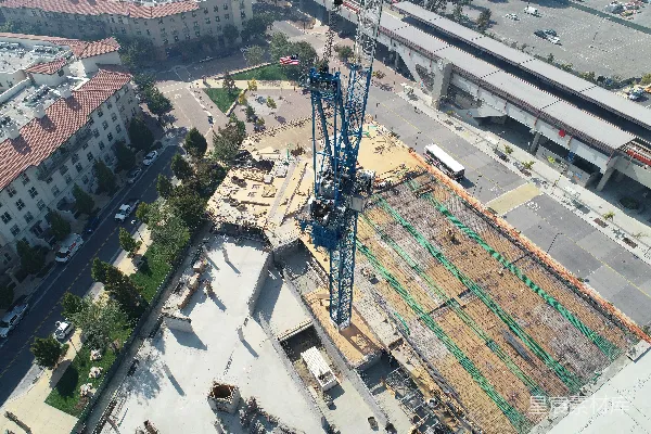 高清摄影 正在建设中的建筑物之间的塔式起重机