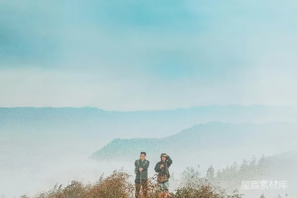 几人站在覆盖着草地的小山顶部
