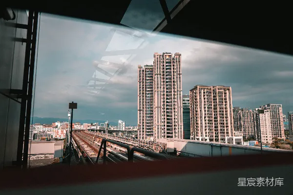 白天的白色和棕色混凝土建筑