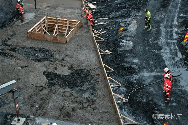 高清摄影 建筑工人正在建造一个大型基础