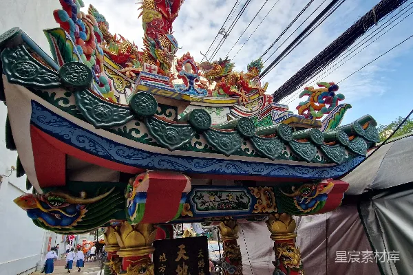 建筑旁一艘色彩斑斓的船只