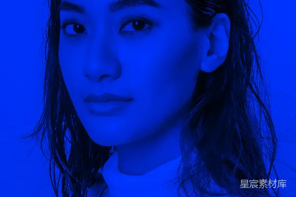 蓝色圆领衫的女士