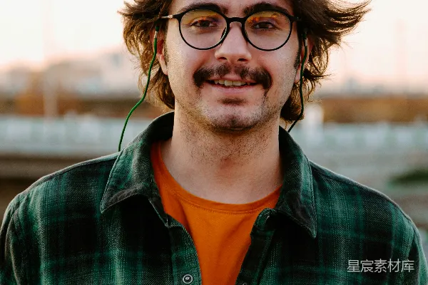 一个戴眼镜的男人穿着绿色格子衫