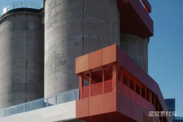 高清摄影 一座大型建筑，其顶部有两座大型储罐。