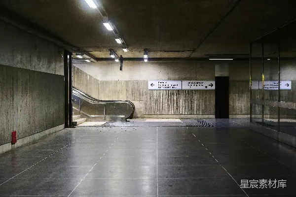 高清摄影 一个空荡荡的停车场，里面有一部自动扶梯。