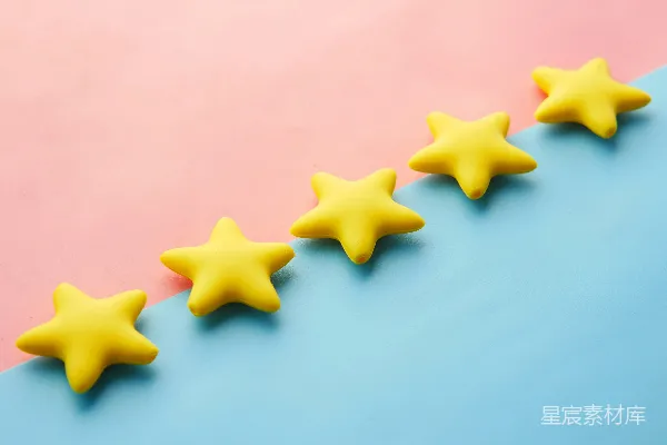 一排黄色星星坐在蓝紫相间的表面之上