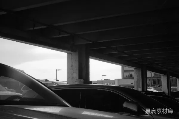 高清摄影 一个停车场里停满了许多汽车。