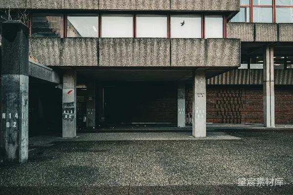 高清摄影 现代化的混凝土建筑，带有大窗户和入口。