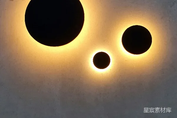 高清摄影 两个黑色圆圈坐在水泥墙的顶端。