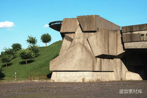 高清摄影 一座粗犷的混凝土建筑，周围有一片草地。