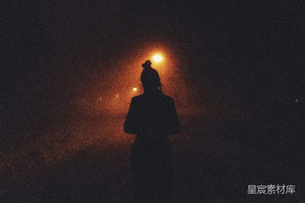 夜晚站立的人的轮廓