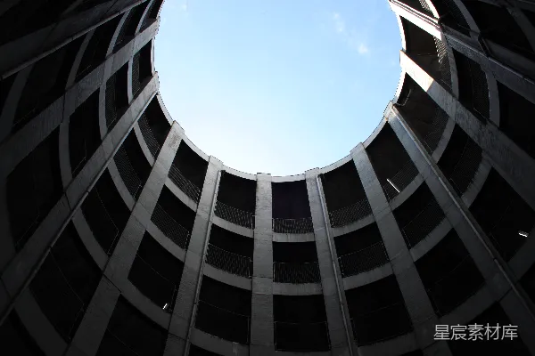 高清摄影 鸟瞰视角下的带孔建筑物