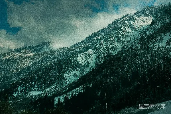 云层覆盖下的 snowy 山脉。