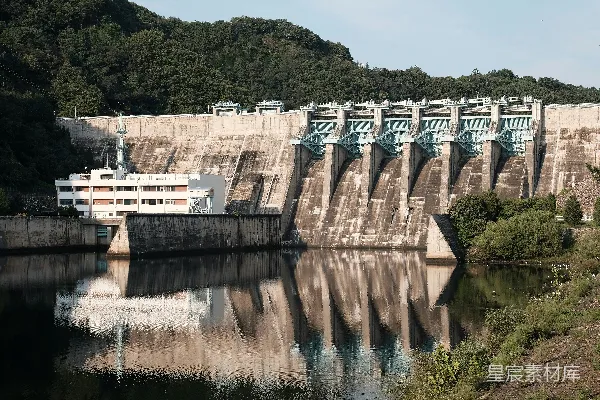 高清摄影 一艘大型船只沿着河流在大坝旁边航行