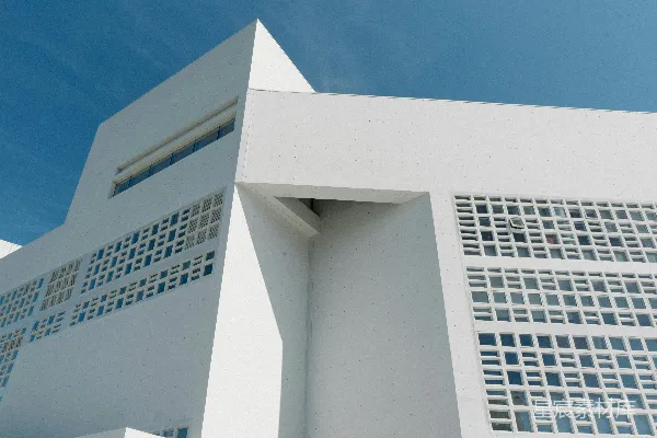 高清摄影 现代化的白色建筑，带有几何图案