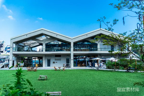 高清摄影 白天蓝天下的一座白色和蓝色的混凝土建筑