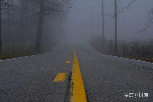 雾天里的混凝土道路