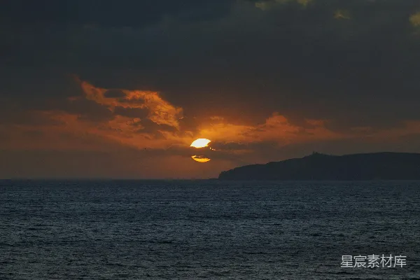 傍晚山影近水中的轮廓