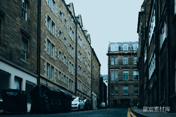 一条两边建有房屋的狭窄街道