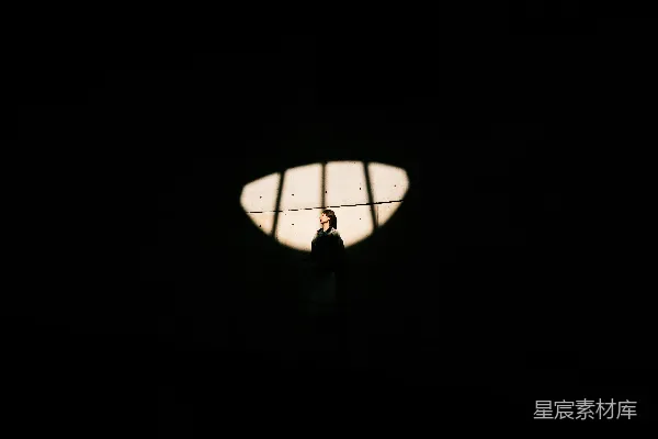 高清摄影 一个人站在明亮的窗户前。