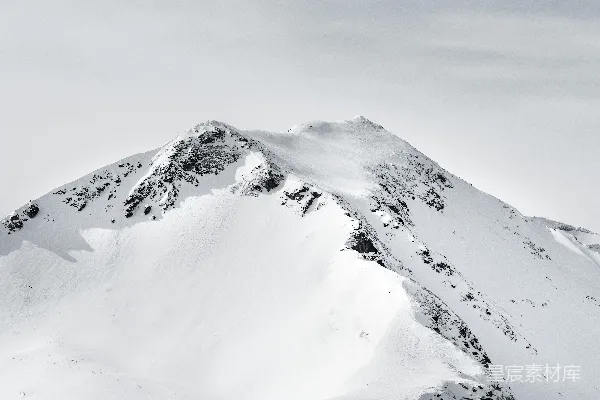 雪山白云间