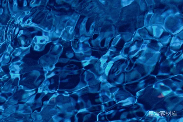 一片蓝色的水池映射着天空。