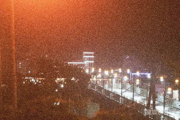 夜晚桥梁被温暖的城市灯光照亮