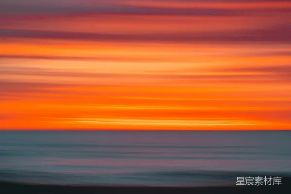 夕阳下的海景模糊照片