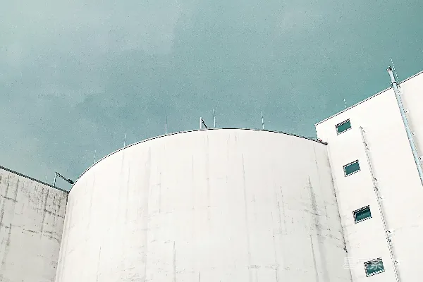 高清摄影 一座大型白色建筑，其侧面有一个钟。