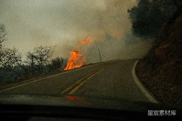 路边着火了。