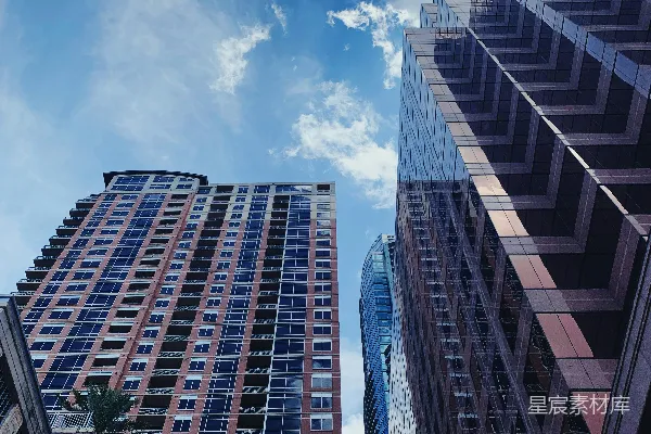 低角度拍摄在蓝天下的高-rise建筑的白天照片