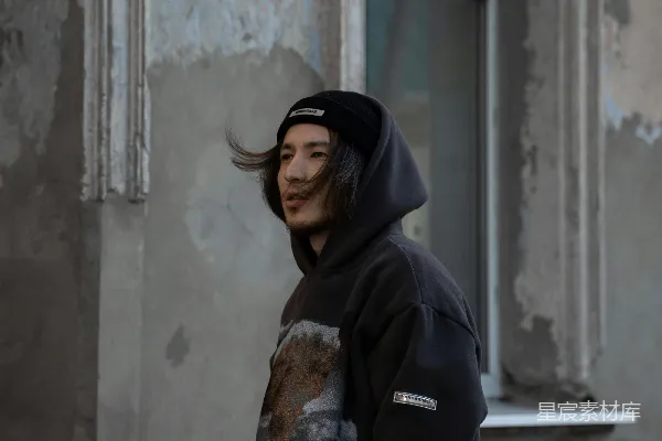 高清摄影 一个人站在建筑物前