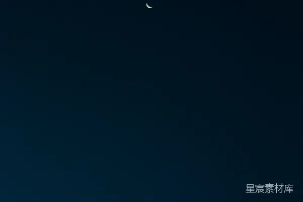 夜空中飞行的一架飞机