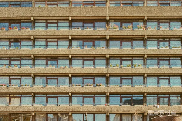 高清摄影 蓝天下带有拱形窗户的 Brutalist 建筑